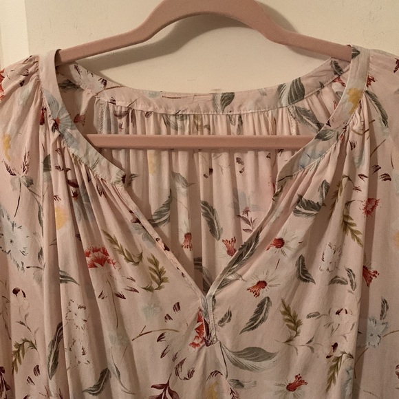 NWOT Lovely pink w/white, red & yellow flowers shirred v-neck collar blouse - Picture 5 of 11